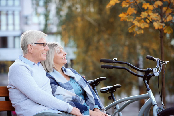 ηλικιωμένο ζευγάρι με τα ποδήλατα - Φωτογραφία, εικόνα