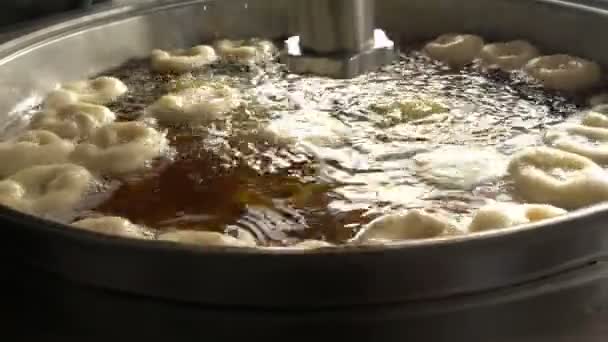 Τουρκική Ανατολία ντόνατ παραδοσιακό γλυκό επιδόρπιο που ονομάζεται λουκουμάδες - Πλάνα, βίντεο