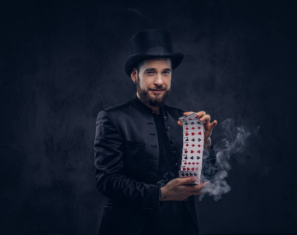 Magicien montrant tour avec des cartes à jouer
. - Photo, image