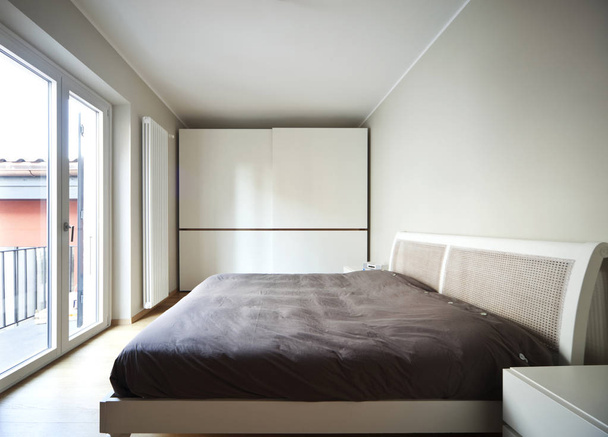 近代的なアパートのベッドルーム - 写真・画像