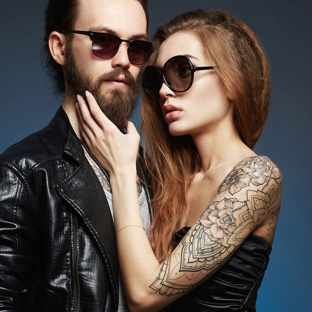 бородатый мужчина и влюбленная девушка с татуировками
 - Фото, изображение