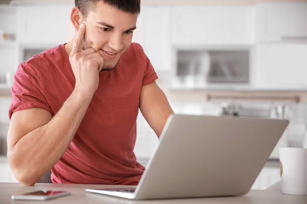 jonge man met laptop  - Foto, afbeelding