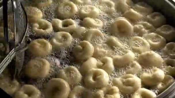 Τουρκική Ανατολία ντόνατ παραδοσιακό γλυκό επιδόρπιο που ονομάζεται λουκουμάδες - Πλάνα, βίντεο