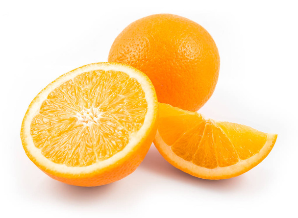 Pomarańczowe całe owoce i owoce pomarańczowy plasterki na białym tle na białe tło wyłącznik - Zdjęcie, obraz