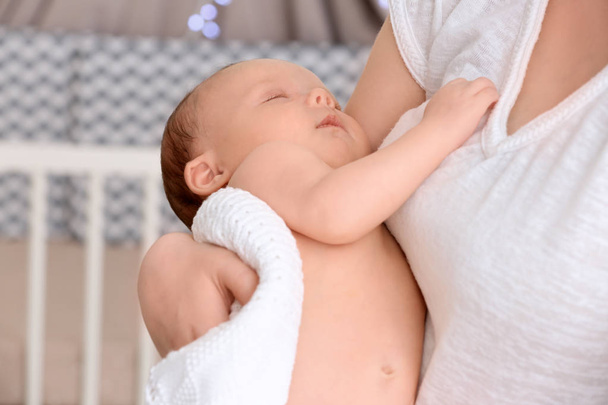 Mother holding sleeping baby - Foto, Imagem
