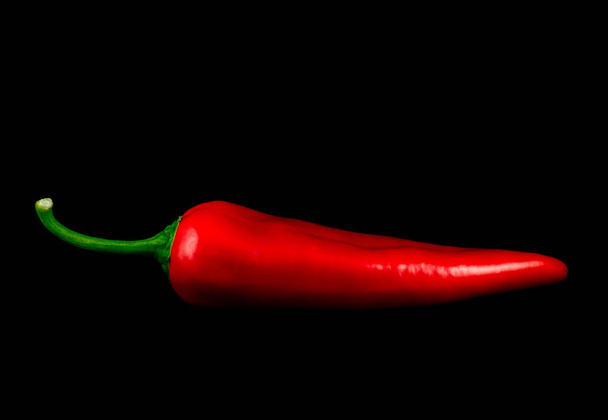 Red hot chili peper geïsoleerd op zwarte achtergrond knipsel - Foto, afbeelding