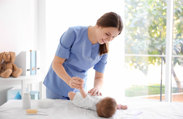 Médecin féminin avec bébé à l'hôpital
 - Photo, image