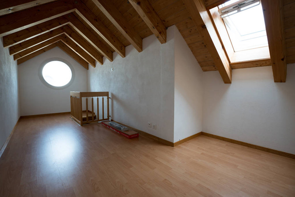 quarto sótão renovado com janela de telhado e telhado de viga de madeira
 - Foto, Imagem