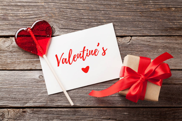 バレンタインの日のグリーティング カード、木製のテーブルにキャンディの心とギフト ボックス。コピー スペース平面図 - 写真・画像