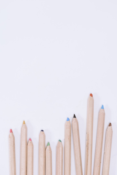vista superior de lápis de cor com espaço de cópia isolado em branco
 - Foto, Imagem