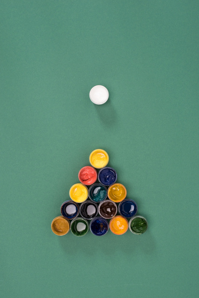 vista dall'alto della palla da biliardo con vernici colorate sul tavolo da biliardo verde
 - Foto, immagini