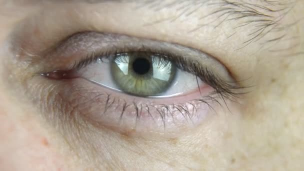 Close-up záběry z lidské oko, které je stěhování, bliká a ukazuje různé emoce. Žádný pohyb kamery. - Záběry, video