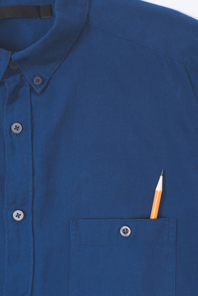 vergrote weergave van stijlvolle blauwe shirt met potlood in zak    - Foto, afbeelding