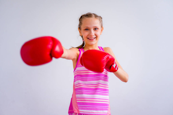 Teen girl boxing - Φωτογραφία, εικόνα