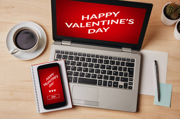 Concepto de San Valentín en el portátil y la pantalla del teléfono inteligente
 - Foto, Imagen