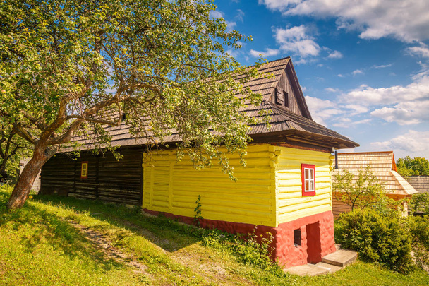 Een oude kleurrijke huis in het dorp Vlkolinec. - Foto, afbeelding