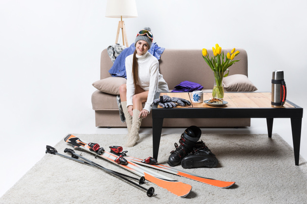 スキー用具の近く暖かい靴下を身に着けている若いスポーツ選手 - 写真・画像