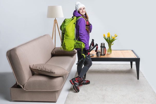 jeune fille en vêtements chauds avec sac à dos et matériel de randonnée prêt à voyager
 - Photo, image