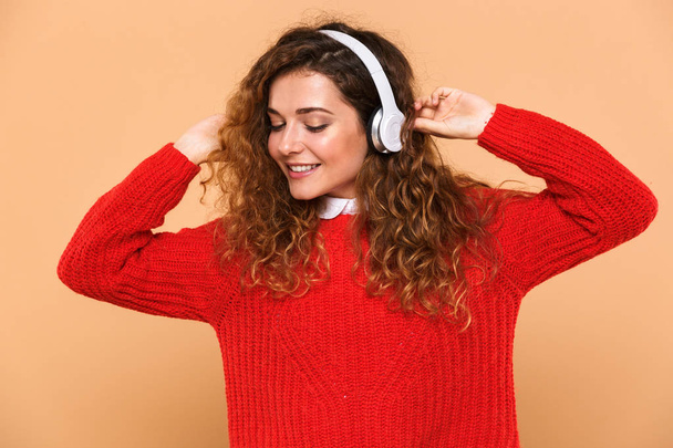 Retrato de una linda chica sonriente escuchando música
 - Foto, Imagen