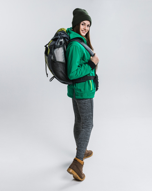 güzel kadın seyahat etmek sırt çantası, gri izole ile - Fotoğraf, Görsel