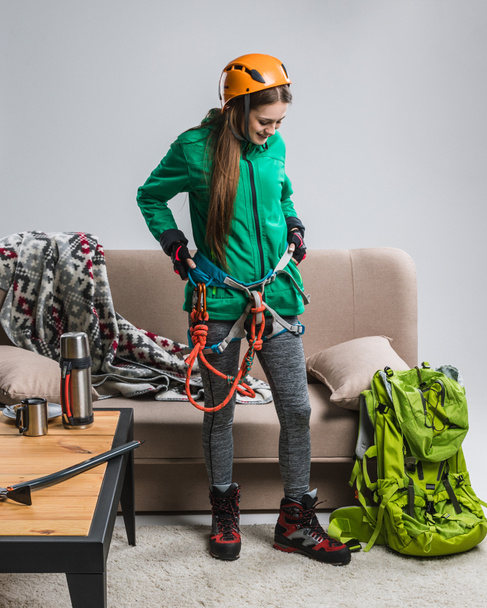 hermosa escaladora con equipo de escalada en casa
 - Foto, Imagen