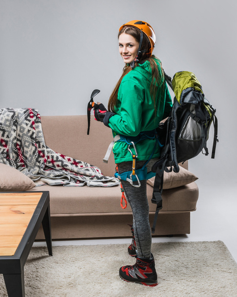 krásný horolezec v přilbě s horolezecké vybavení doma - Fotografie, Obrázek