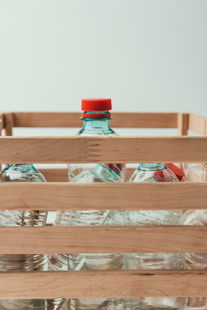 κλείνω πάνω θέα των πλαστικών φιαλών με ξύλινο πλαίσιο, ανακύκλωση έννοια - Φωτογραφία, εικόνα