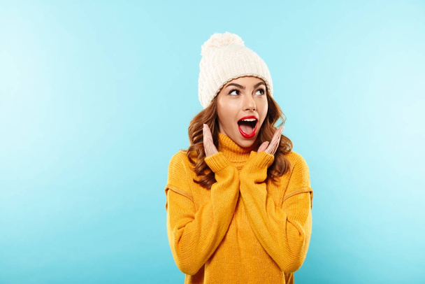 Téli ruhák öltözött egy izgatott fiatal lány portréja - Fotó, kép