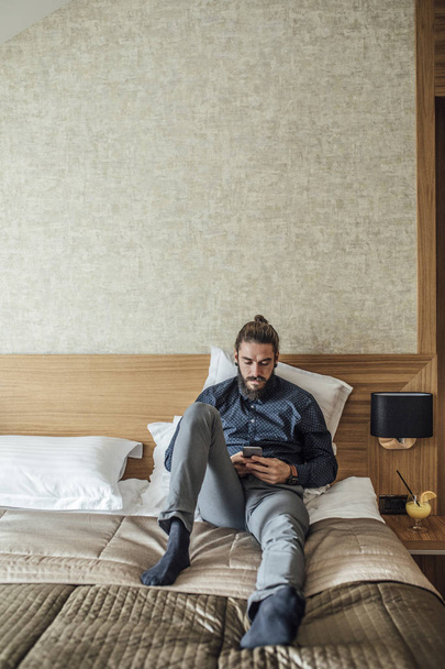 Businessman Enjoying on Hotel Bed - Фото, зображення
