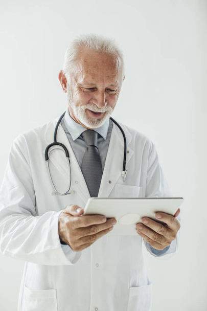 Doctor Holding Tablet - Foto, Imagen