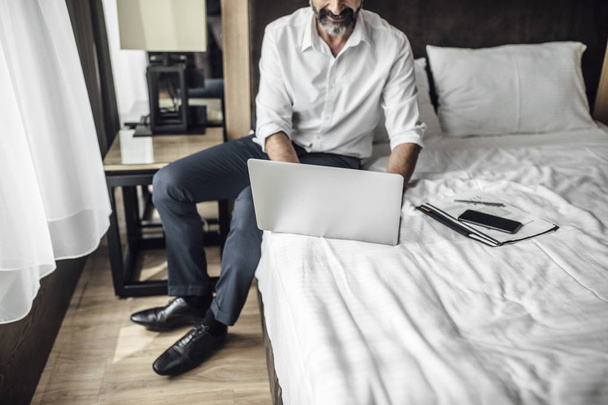 Businessman Working in Bedroom - Foto, Imagem