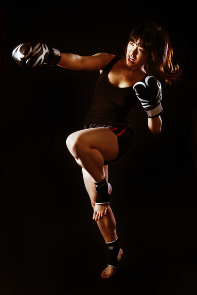 Joven mujer asiática Muay Thai luchador en posición defensiva
 - Foto, Imagen