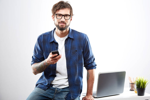 Homme attrayant travaillant en ligne
 - Photo, image