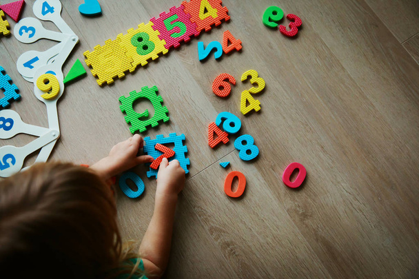 little girl learning numbers and math - Fotografie, Obrázek
