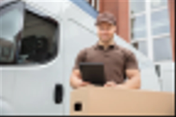 Glücklicher Zusteller steht mit digitalem Tablet neben Lieferwagen - Foto, Bild