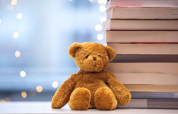 Peluche oso juguete suave con libros antiguos
 - Foto, Imagen