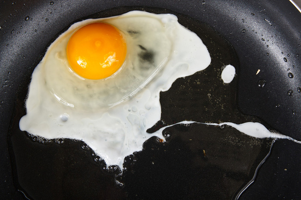 Eggs on black pan - Fotografie, Obrázek