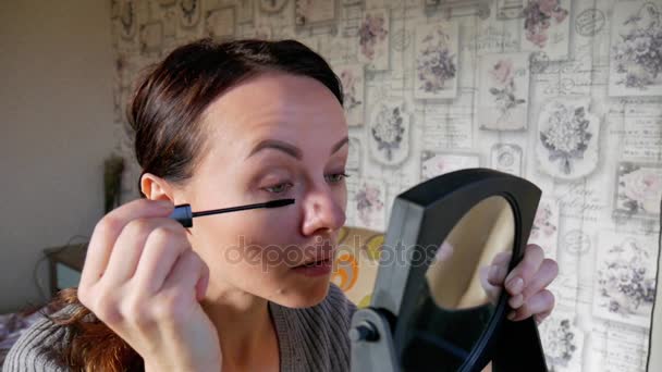 Mädchen schminkt sich zu Hause - Filmmaterial, Video