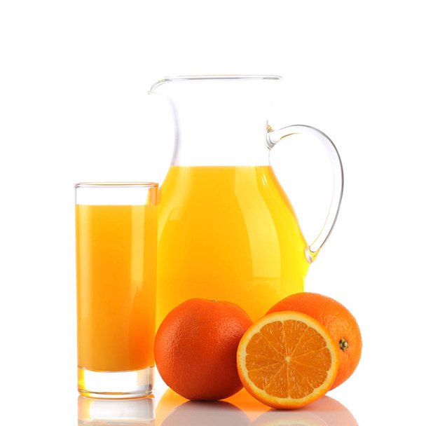 φρέσκο χυμό πορτοκάλι και τα πορτοκάλια που απομονώνονται σε λευκό - Φωτογραφία, εικόνα