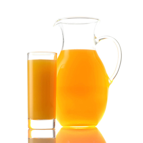 kruik en glas sinaasappelsap geïsoleerd op wit - Foto, afbeelding