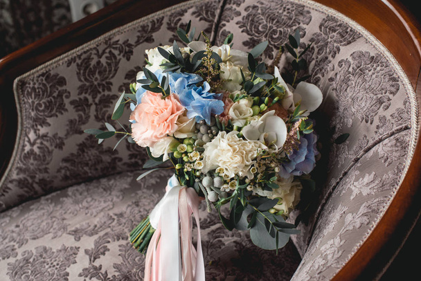 lujoso ramo de bodas hecho de rosas, clavel y hortensias
 - Foto, imagen