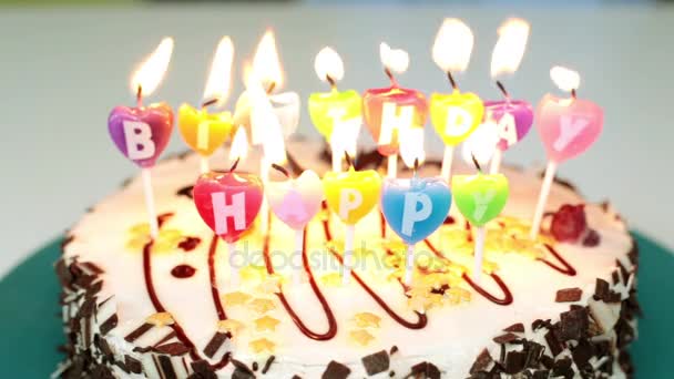 Taart en kaarsen met een verjaardag. Een feestelijke taart met het branden van kaarsen. - Video