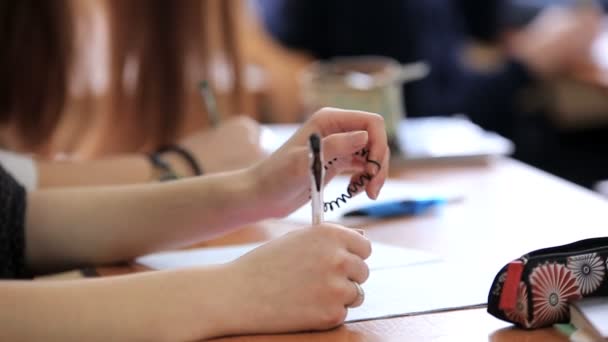 Estudiantes adolescentes de secundaria en el escritorio
 - Metraje, vídeo