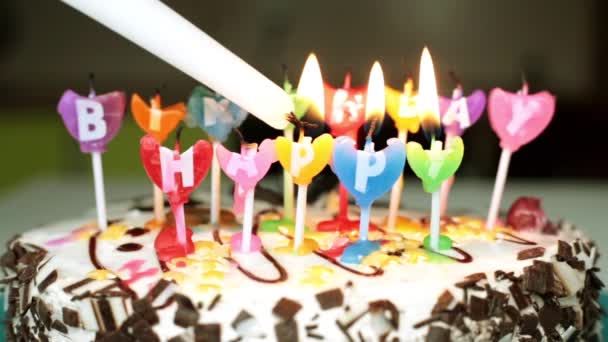 Fény a gyertyákat a tortán. Holiday, születésnap. - Felvétel, videó