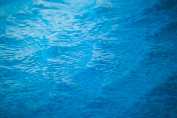 Абстрактная размытая текстура синей волнистой воды в бассейне
. - Фото, изображение