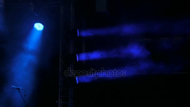 Kék világítás a színpadon - Felvétel, videó