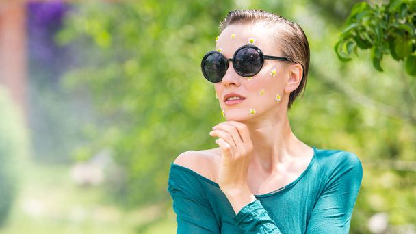 Close up portrait of woman outdoors over green natural background - Foto, imagen