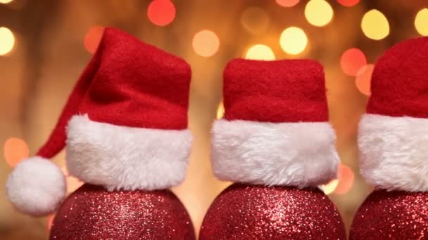 gros plan de boules de Noël rouges avec chapeau de Père Noël pour fond de Noël
  - Séquence, vidéo