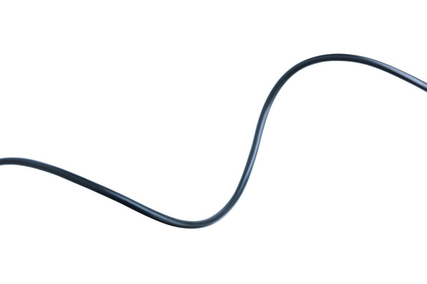 Cable de alambre negro aislado en una abstracción de fondo blanco. - Foto, imagen