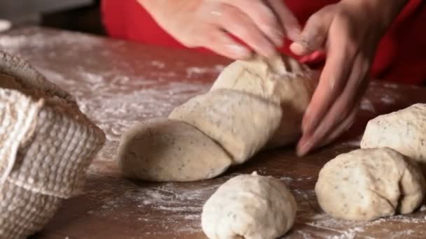 Výroba pekařských výrobků - tvarování porcovaného těsta na buchty  - Záběry, video